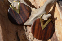 Load image into Gallery viewer, Ohrringe Narra Holz Brass Bügel gold rund Zacke braun - chic - net.de
