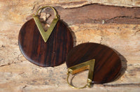 Load image into Gallery viewer, Ohrringe Narra Holz Brass Bügel gold rund Zacke braun - chic - net.de
