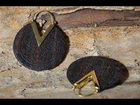 Load image into Gallery viewer, Ohrringe Narra Holz Brass gold Zacke Blume Mandala - chic - net.de
