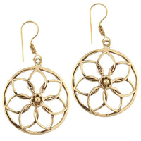 Cargar imagen en el visor de la galería, Ohrringe rund mit Blume als Motiv aus antik goldenem Messing Brass Tribal Ohrhänger - chic - net.de
