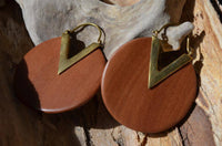 Load image into Gallery viewer, Ohrringe Sawo Holz Brass Bügel gold rund Zacke braun - chic - net.de
