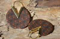 Load image into Gallery viewer, Ohrringe Sawo Holz Brass gold Zacke Blume des Lebens - chic - net.de
