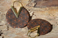 Load image into Gallery viewer, Ohrringe Sawo Holz Brass gold Zacke Blume des Lebens - chic - net.de
