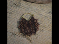 Load image into Gallery viewer, Ohrringe Sonnenblume Holz Brass Bügel gold Gravur 38mm - chic - net.de
