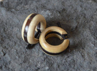 Load image into Gallery viewer, Ohrringe Sonoholz Buaya Holz kleine Creolen Pin Stick - chic - net.de
