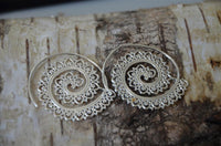 Load image into Gallery viewer, Ohrringe Spiralen White Brass silber Herzbögen rhodiniert - chic - net.de
