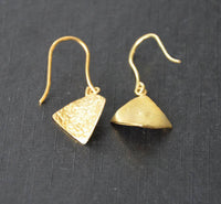 Load image into Gallery viewer, Ohrringe vergoldet 925 Silber Raute gebogen uneben - chic - net.de

