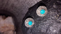 Load image into Gallery viewer, Ohrstecker Türkis Stein rund, silber Rand Blume Kreise Ohrringe 925er Sterlingsilber - chic - net.de
