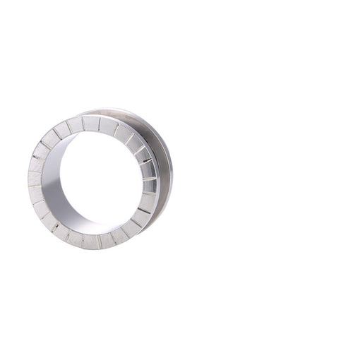 A silver Schraubplug Einkerbungen Tunnel Edelstahl Plug with engraved lines around its edge, displayed on a plain white background.