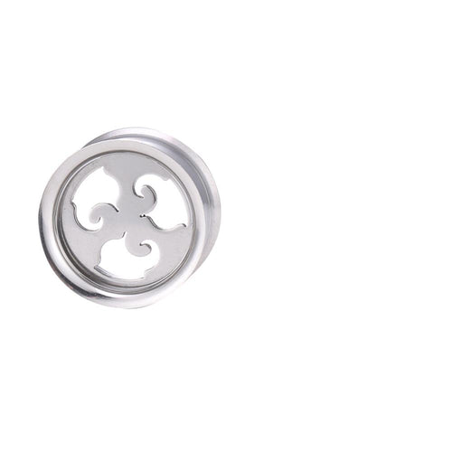 The Schraubplug Tunnel Edelstahl silber displays a curved pattern with a four-point cutout design at its center, resembling a double-flared tunnel, and is shown against a plain white background.