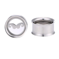 Load image into Gallery viewer, Two stainless steel cookie cutters inspired by the Tunnel Schraub Plug Edelstahl Schnurrbart moustache: one with a decorative swirl resembling the product, and one plain round, both shown on a white background.
