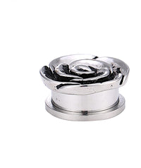 Cargar imagen en el visor de la galería, A Plug Schraubplug Edelstahl silber Rose Blüte groß ribbed, featuring a silver rose blossom with detailed dark accents, displayed on a white background—ideal for a striking lobe piercing.
