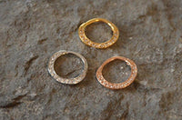 Cargar imagen en el visor de la galería, Segmentring Piercing Kristalle Edelstahl Gold PVD - chic - net.de
