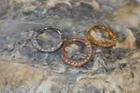 Cargar imagen en el visor de la galería, Segmentring Piercing Kristalle Edelstahl Gold PVD - chic - net.de
