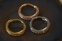 Load image into Gallery viewer, Segmentring Piercing Kristalle unten Edelstahl Gold PVD - chic - net.de
