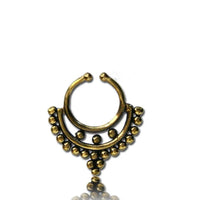 Cargar imagen en el visor de la galería, Septum Fake Piercing Nasenringe Sichel Kugeln Spitze Messing antik golden exotisch - chic - net.de
