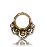 Cargar imagen en el visor de la galería, Septum Piercing Nasenringe Spiralbogen Kugeln Messing 1,6 mm goldfarben nickelfrei antik exotisch Ohrring - chic - net.de
