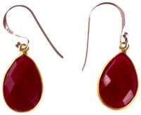 Load image into Gallery viewer, Silberohrringe vergoldet Tropfen Stein Rubin rot facettiert 925 Sterling Silber Ohrringe - chic - net.de
