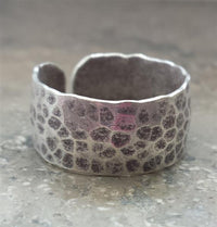 Cargar imagen en el visor de la galería, Silberring gehämmert schwarz Leo Muster Animal Design - chic - net.de

