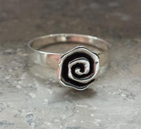 Load image into Gallery viewer, Silberring Spirale kantig dunkel oxidiert Ringe Rose - chic - net.de
