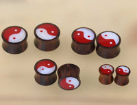 Load image into Gallery viewer, Sonoholz Plug Yin Yang Inlay Resin weiß schillernd rot Tunnel Tribal Expander

