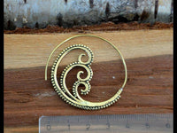 Load image into Gallery viewer, Spiralen Ohrringe Brass Punkte drei Spiralen antik golden Tribal Piercing - chic - net.de
