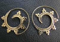 Load image into Gallery viewer, Spiralen Ohrringe Dreiecke Kreise Kerbe Messing Brass antik golden nickelfrei Piercing Tribal - chic - net.de
