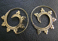 Load image into Gallery viewer, Spiralen Ohrringe Dreiecke Kreise Kerbe Messing Brass antik golden nickelfrei Piercing Tribal - chic - net.de
