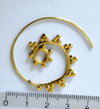 Load image into Gallery viewer, Spiralen Ohrringe Kreise Dreiecke Brass klein antik golden Tribal Piercing - chic - net.de

