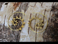 Load image into Gallery viewer, Spiralen Ohrringe Kreise Dreiecke Brass klein antik golden Tribal Piercing - chic - net.de
