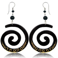 Load image into Gallery viewer, Tribal Ohrringe Spirale Narra Holz Edelstahl golden Muster Perlen schwarz Ohrhänger - chic - net.de
