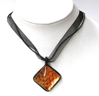 Cargar imagen en el visor de la galería, Glasanhänger mit Stoffkette, Rot mit Muster, quadratisch, 3,3x3,3cmØ
