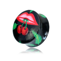 Load image into Gallery viewer, The Holz Plug Mund Kirschen rot schwarz Tunnel Unisex Ohrschmuck aus Teakholz zeigt rote Lippen mit zwei Kirschen und grünen Blättern auf schwarzem, rundem handgeschnitztem Schmuck.
