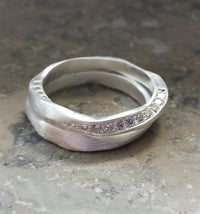 Cargar imagen en el visor de la galería, zwei Silberringe Set kantig gewunden Glitzer Zirkonia matt - chic - net.de
